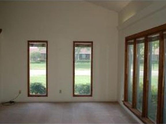 3rd image of 427 Oak Wood St