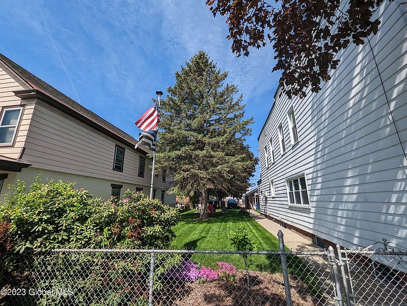 4th image of 645 5th Avenue