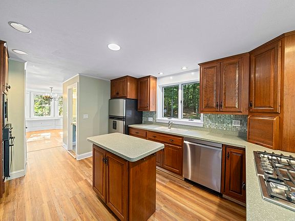 5th image of 8 Joanne Dr