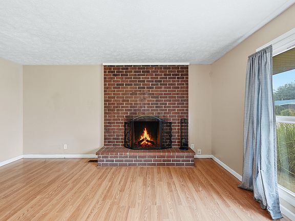 3rd image of 2851 S Oakland Ave
