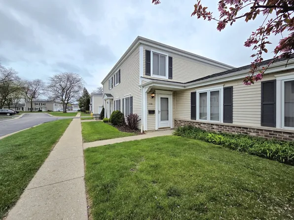 1481 Quaker Ln #117-B, Prospect Heights, IL 60070