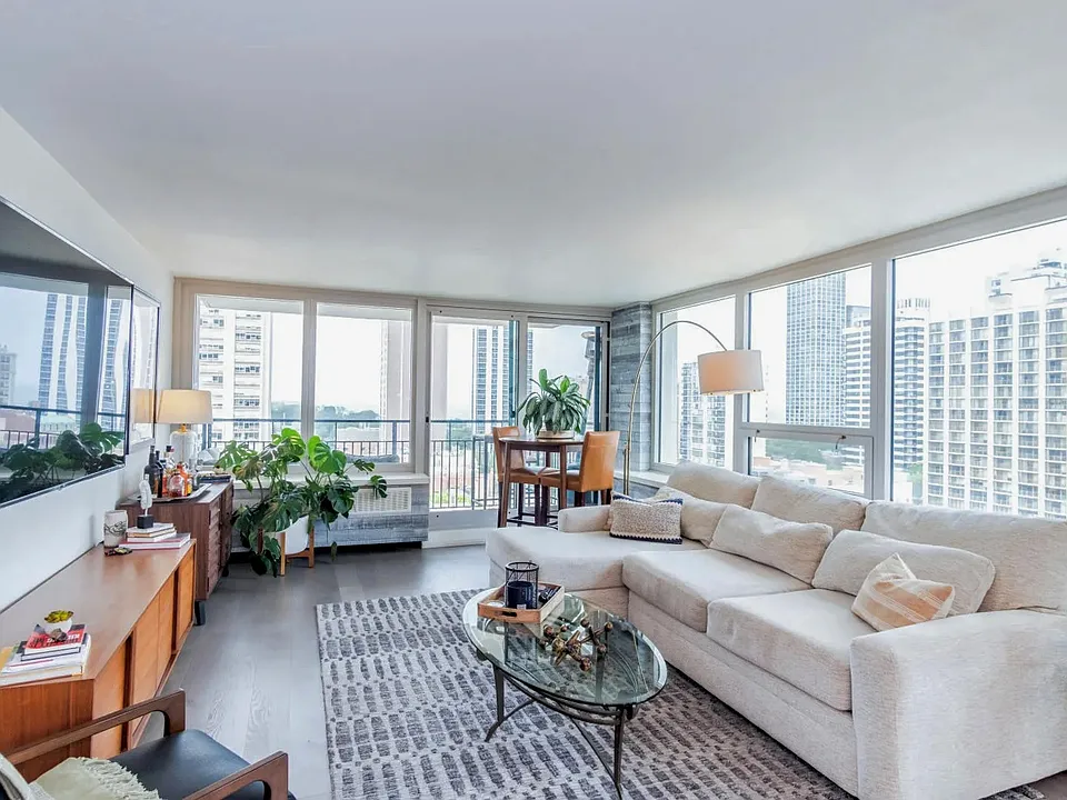 88 W Schiller St #1401L
