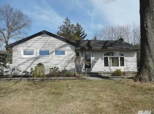521 Spruce Ln, East Meadow, NY 11554