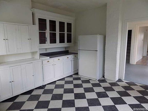 4th image of 158 Young St
