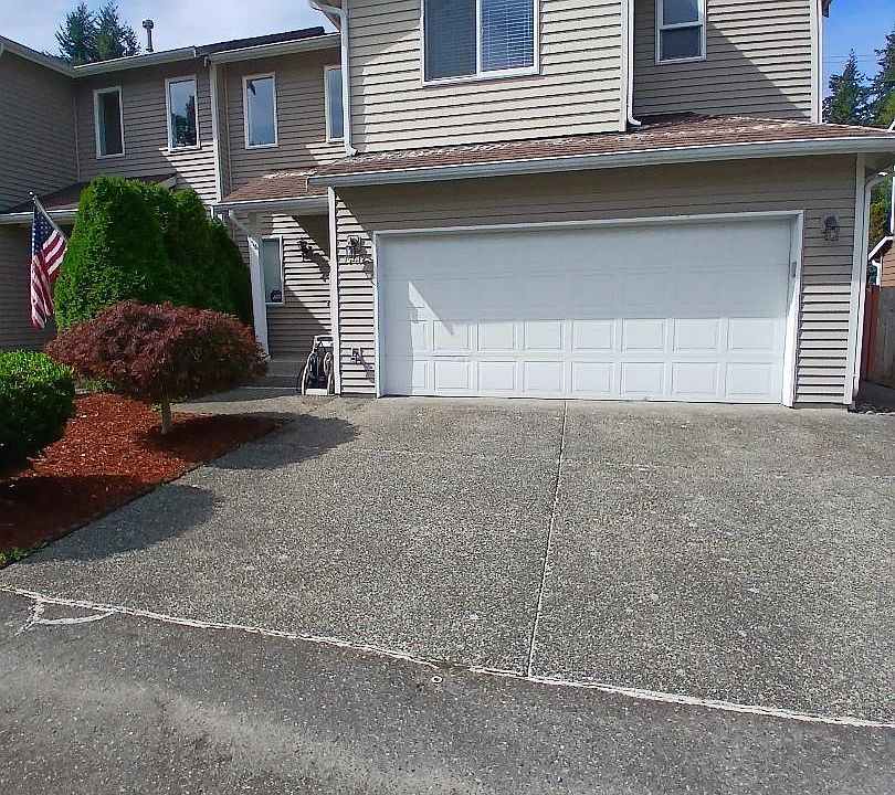 Pristine 3 bed, 2.5 bath 2 story home, includes appliances