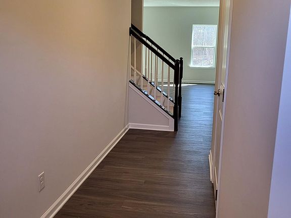 2nd image of 40 Pine Ln