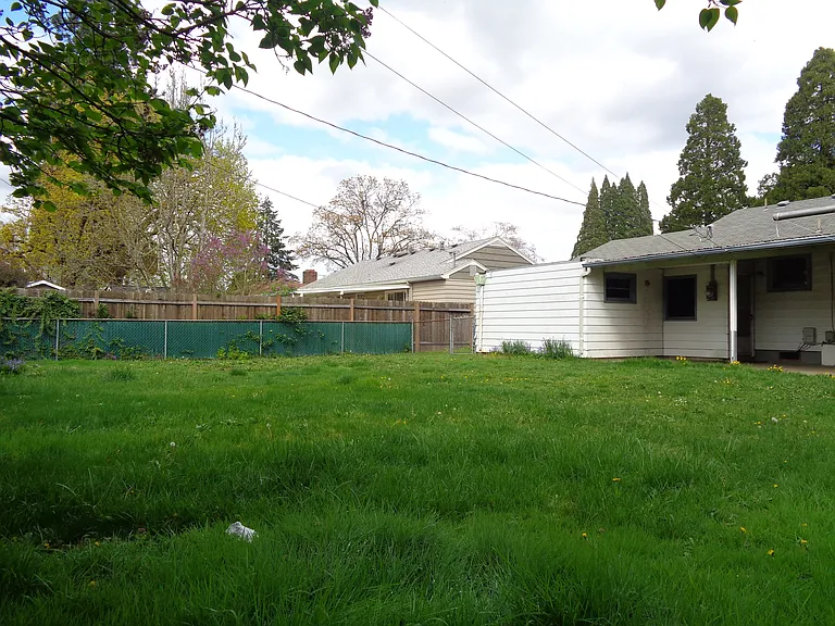 1945 23rd St NE — Photo 51