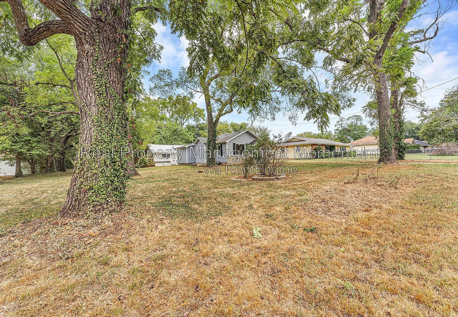3 bed, 1.0 bath, 880 sqft, $1,150 — Photo 3