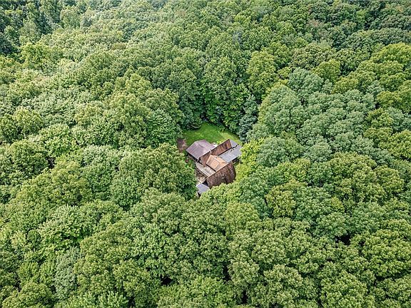 3rd image of 28 Woods Ln