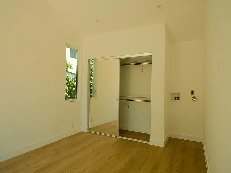 4313 1/2 Kenwood Ave — Photo 15