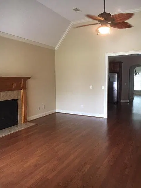 3 bed, 2200 sqft, $2,200 — Photo 4