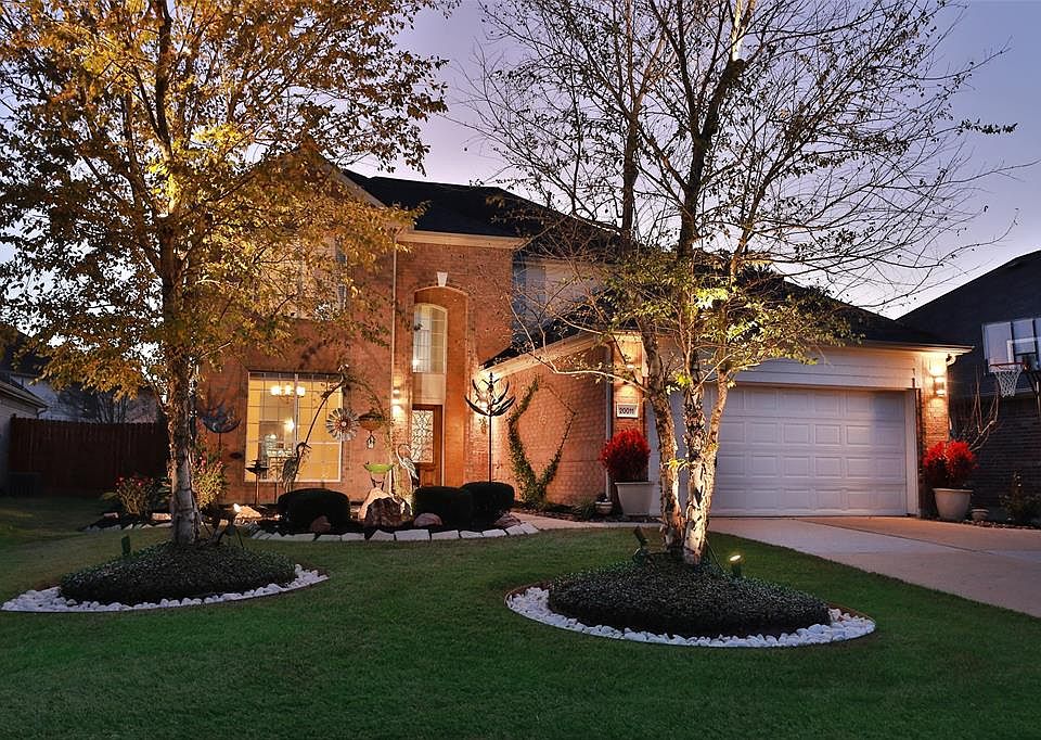Day or night, this home's curb appeal will welcome you and your guests!