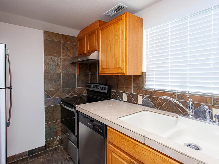 425 Stewart St — Photo 8