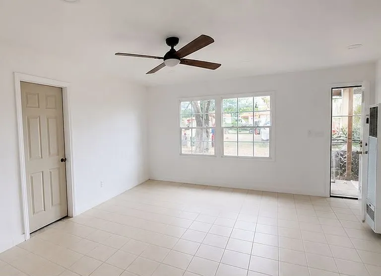 1693 N Mollison Ave — Photo 3