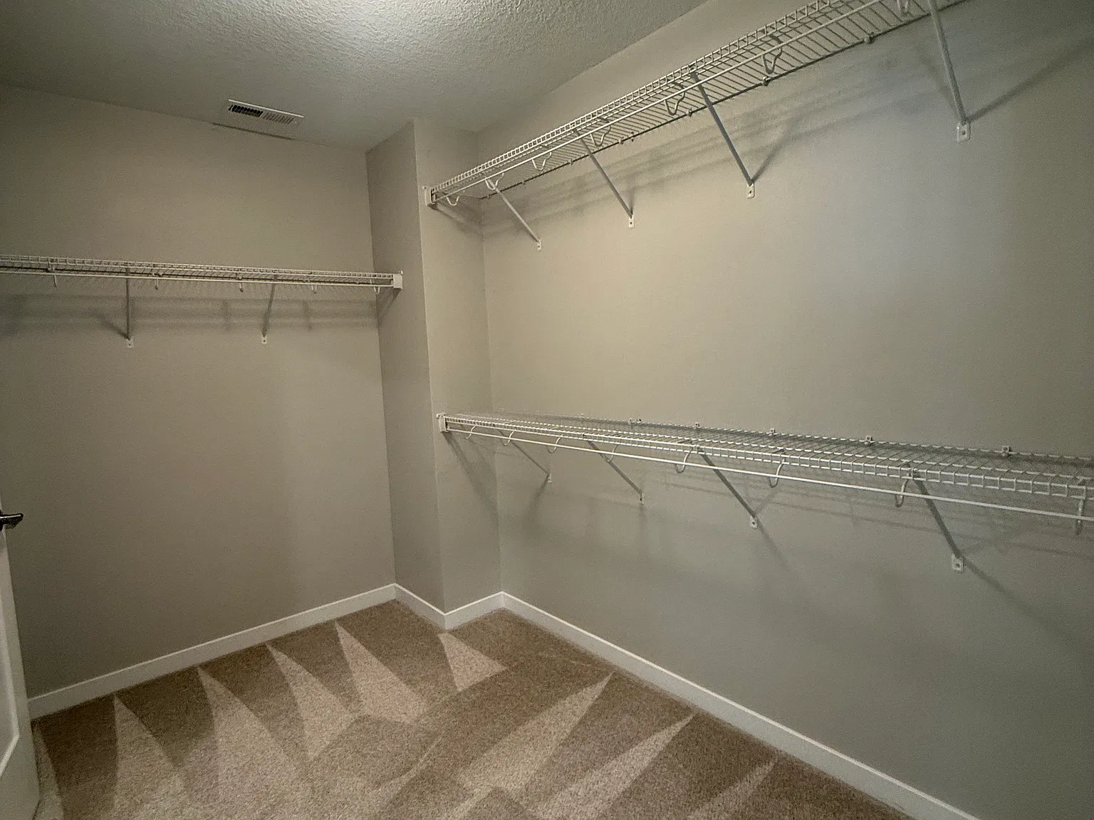 3 bed, 1864 sqft, $2,200 — Photo 4