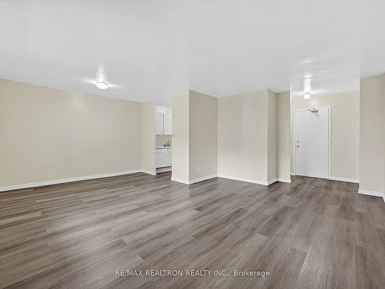 275 Wentworth St W #716 — Photo 16