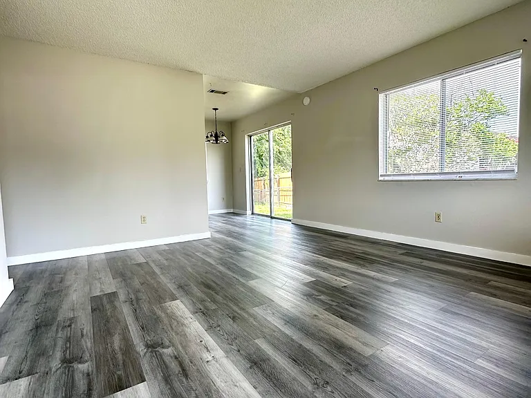 933 Bryan Ct — Photo 16