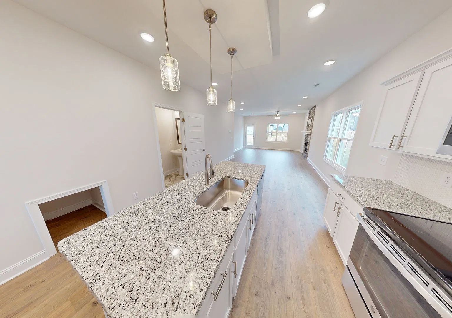 Modern Home with Stainless Steel Appliances, Walk-In Closet And Attached Garage — Photo 4