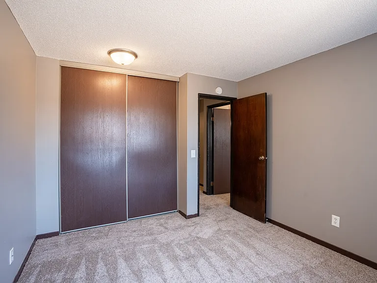 Roseville, MN Rosedale Estates Apartments | Bedroom