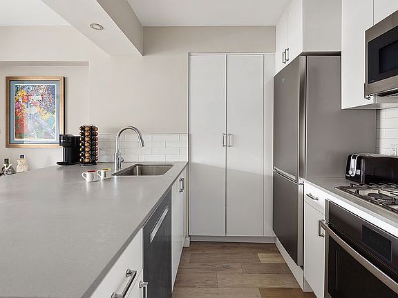 4th image of 33 Greenwich Ave APT 8E
