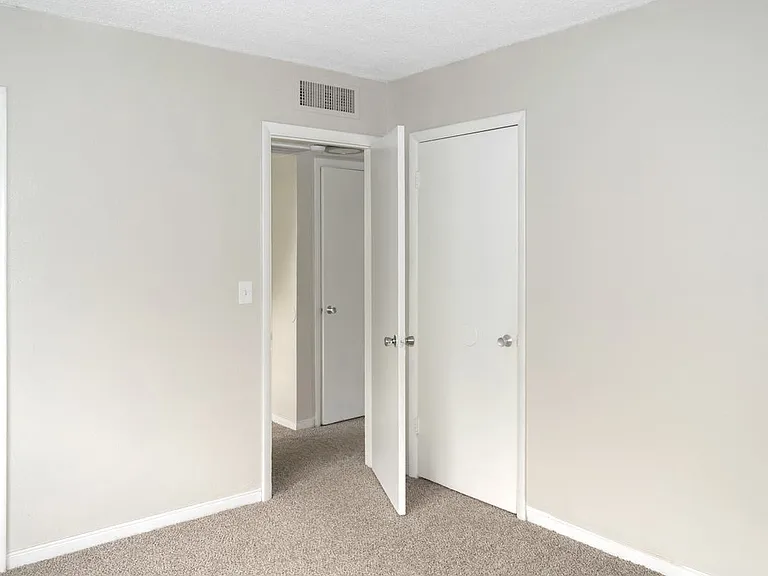 Park Apartments — Photo 31