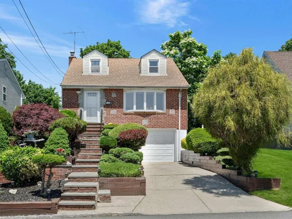 148 Sampson Avenue, Albertson, NY 11507