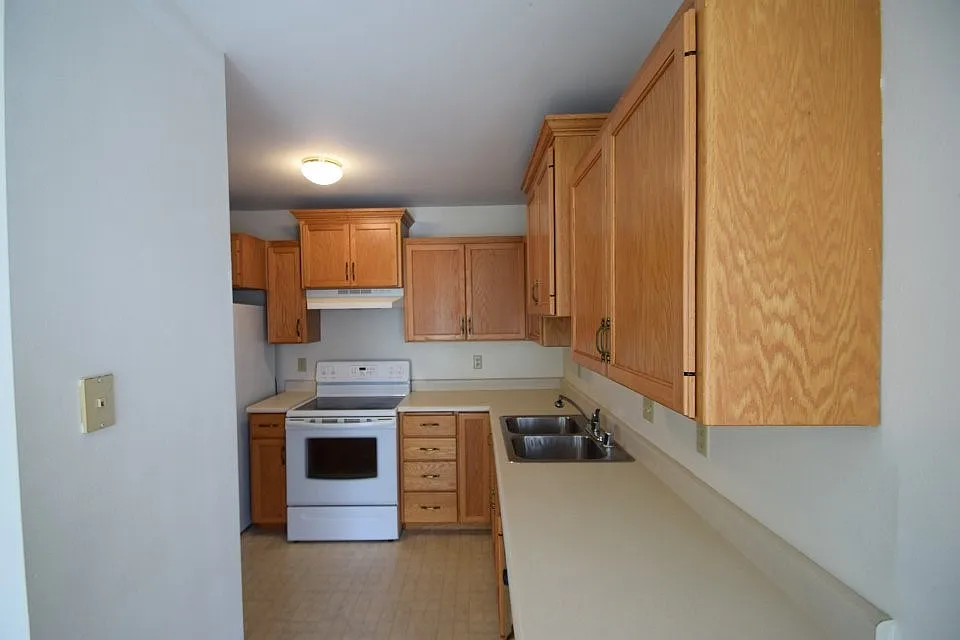 2 bed, 1.0 bath, 915 sqft, $1,395 — Photo 2