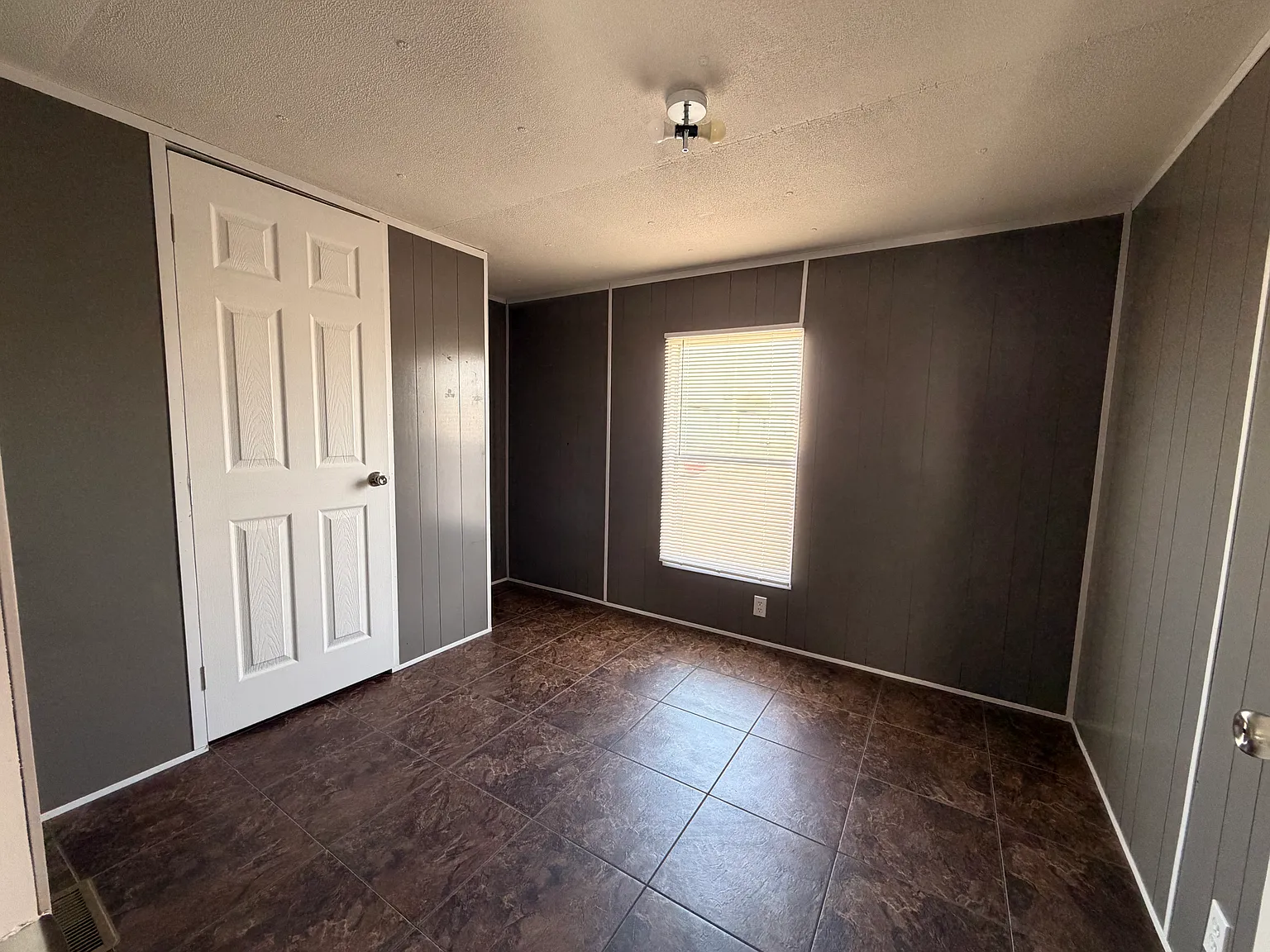 3 bed, 720 sqft, $725 — Photo 4
