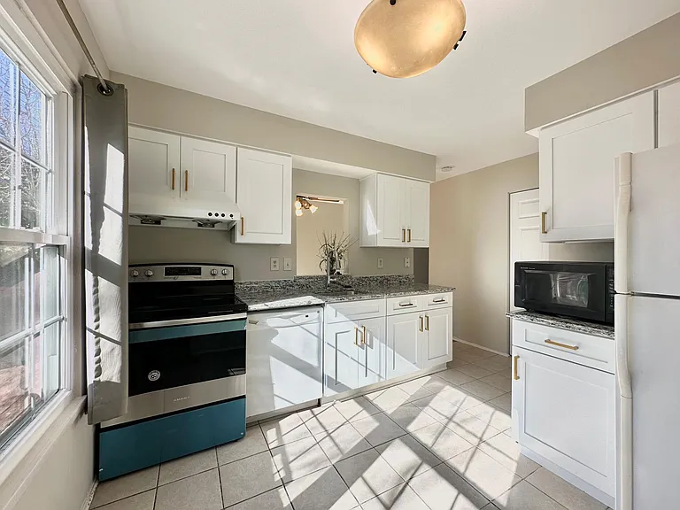 402 Carousel Ct — Photo 9