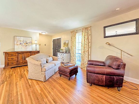 5th image of 1008 Rolling Fields Cir