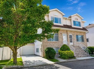 24 Willow Ln, Staten Island, NY 10306