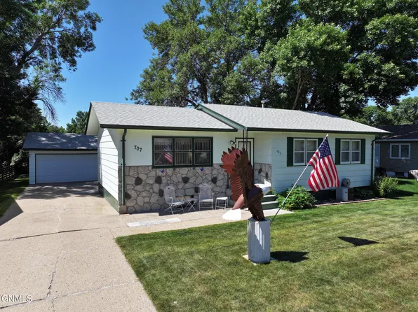 707 Albany Dr, Bismarck, ND 58504