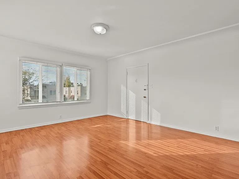 1322 S Van Ness Ave #4 — Photo 16