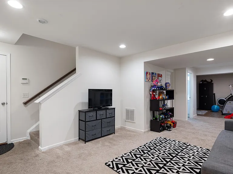 636 Wolfeboro Ln — Photo 35