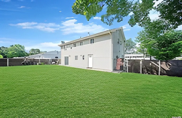 Building Photo - 1707 Manatuck Blvd #1