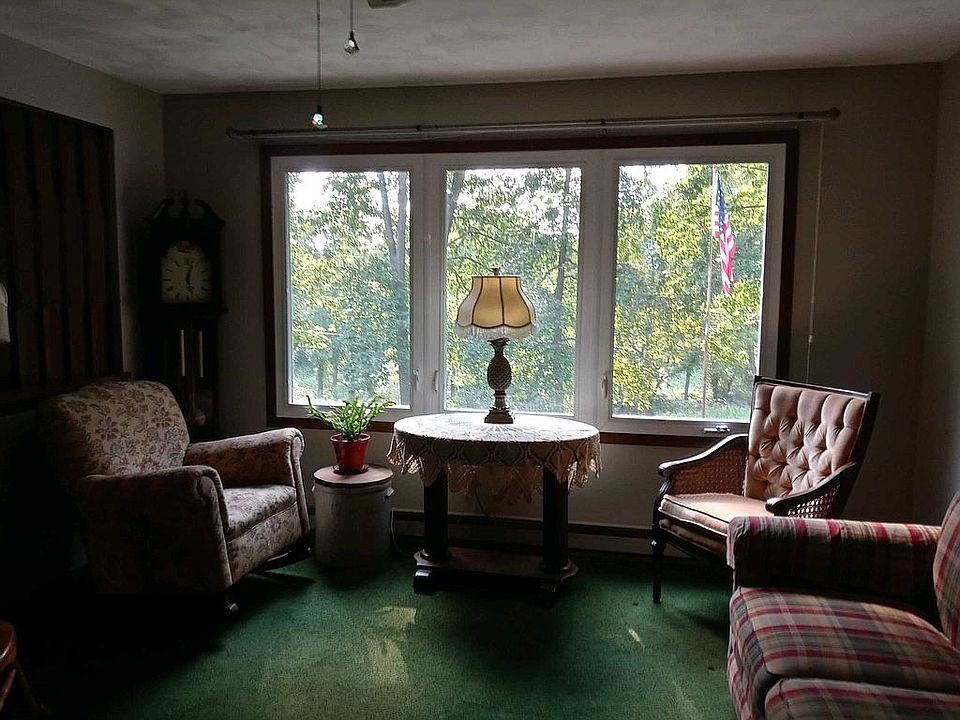 Living room w/picture window