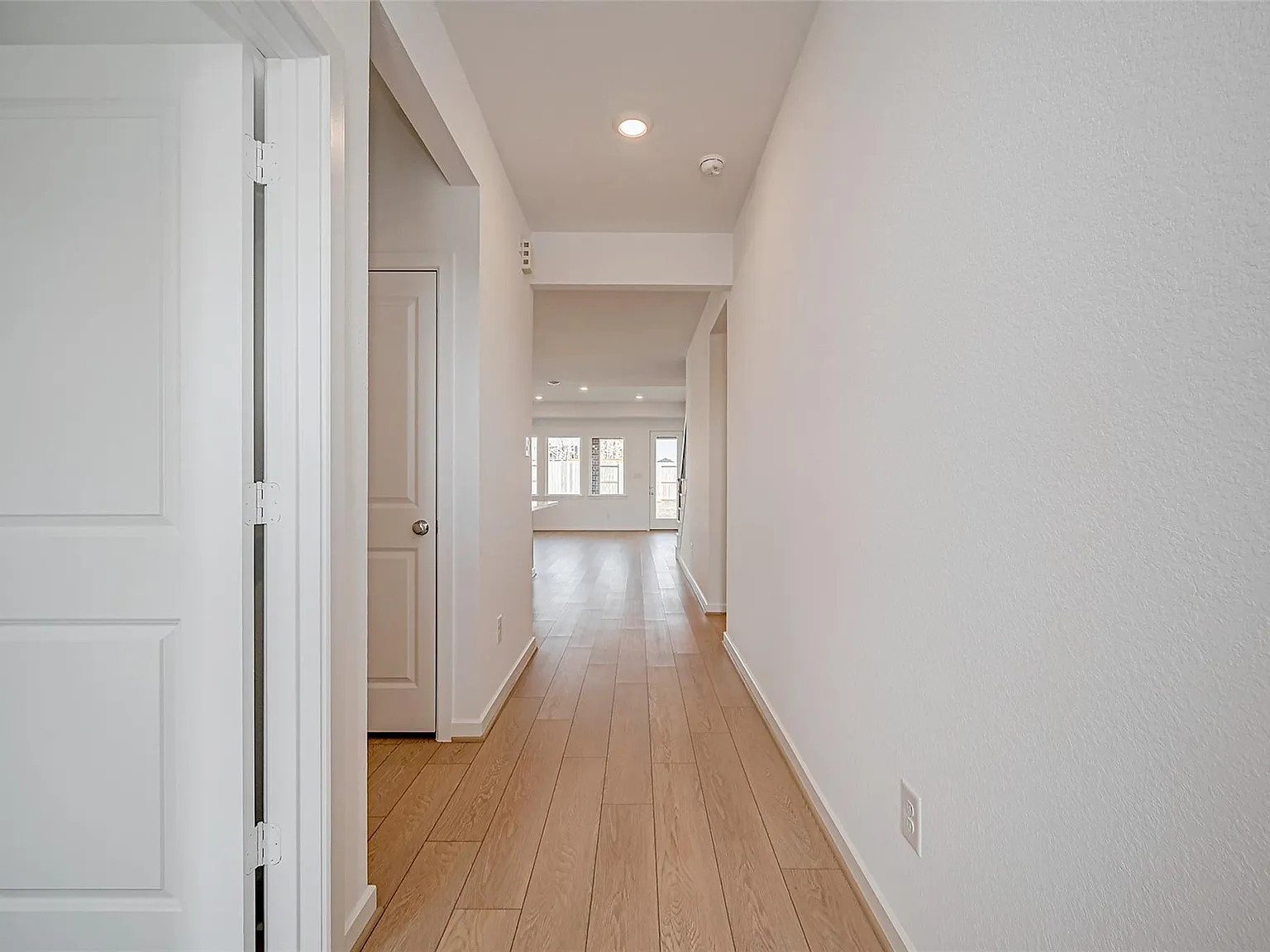 5 bed, 3.0 bath, 2378 sqft, $3,000 — Photo 3