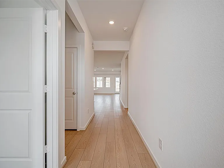 1127 Sugar Dr — Photo 3