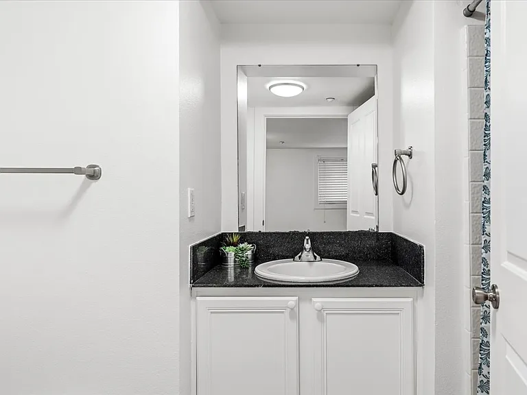 1714 NW Couch St #20 — Photo 18