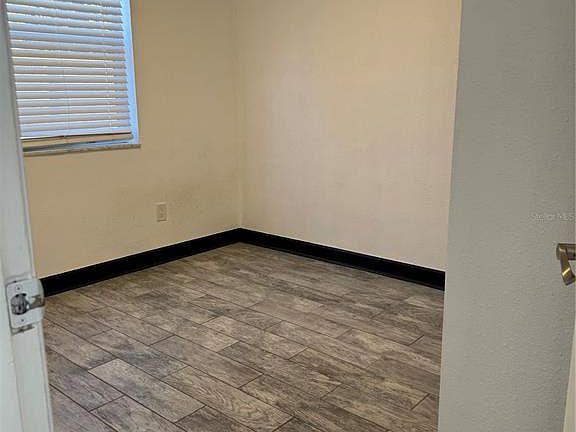 5th image of 425 HOLLYHOCK LANE