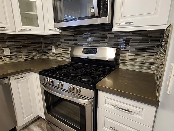 5th image of 957 E Villa St APT 3
