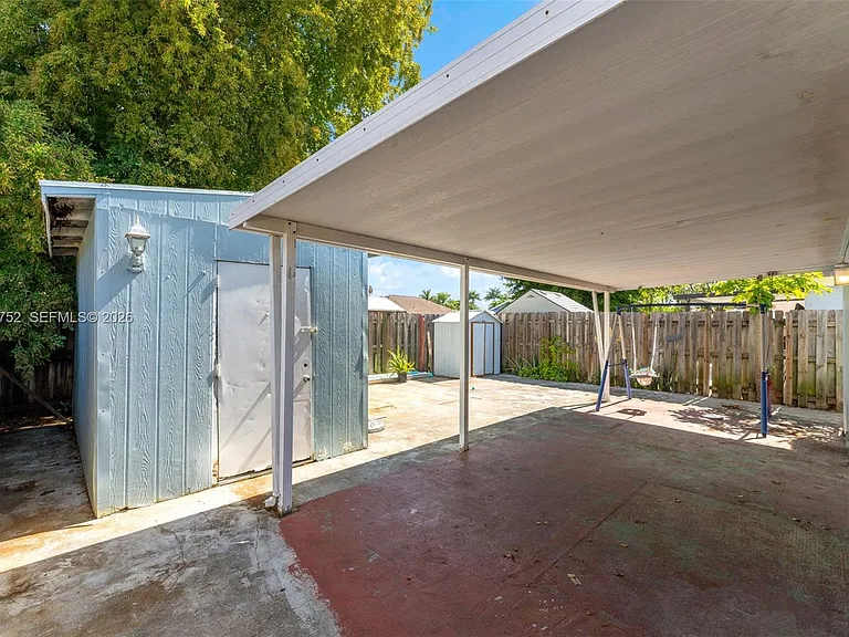 768 SW 9th St — Photo 18