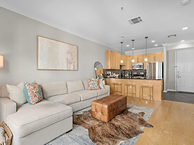 1200 Grand St #423 — Photo 6