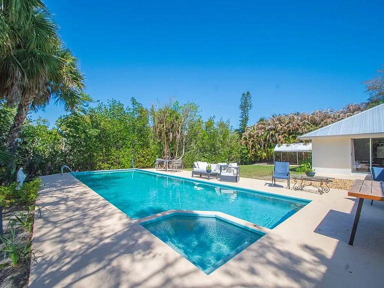 527 E Causeway Blvd — Photo 20