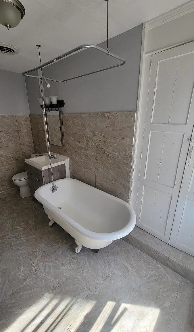 3 bed, 900 sqft, $2,100 — Photo 2