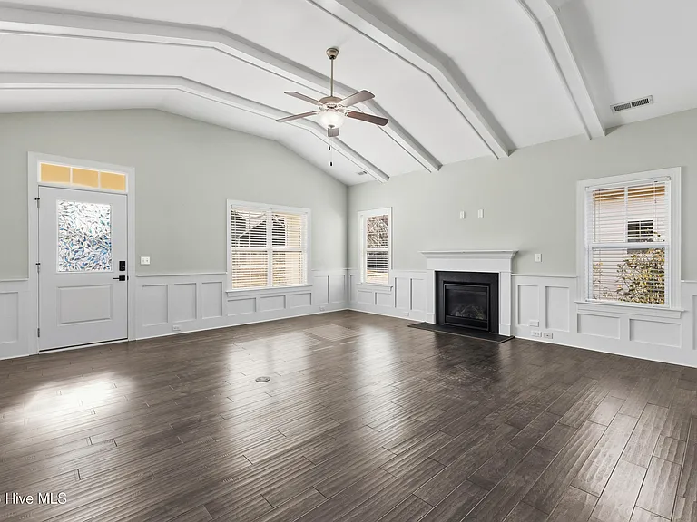 359 Hanover Lakes Dr — Photo 4