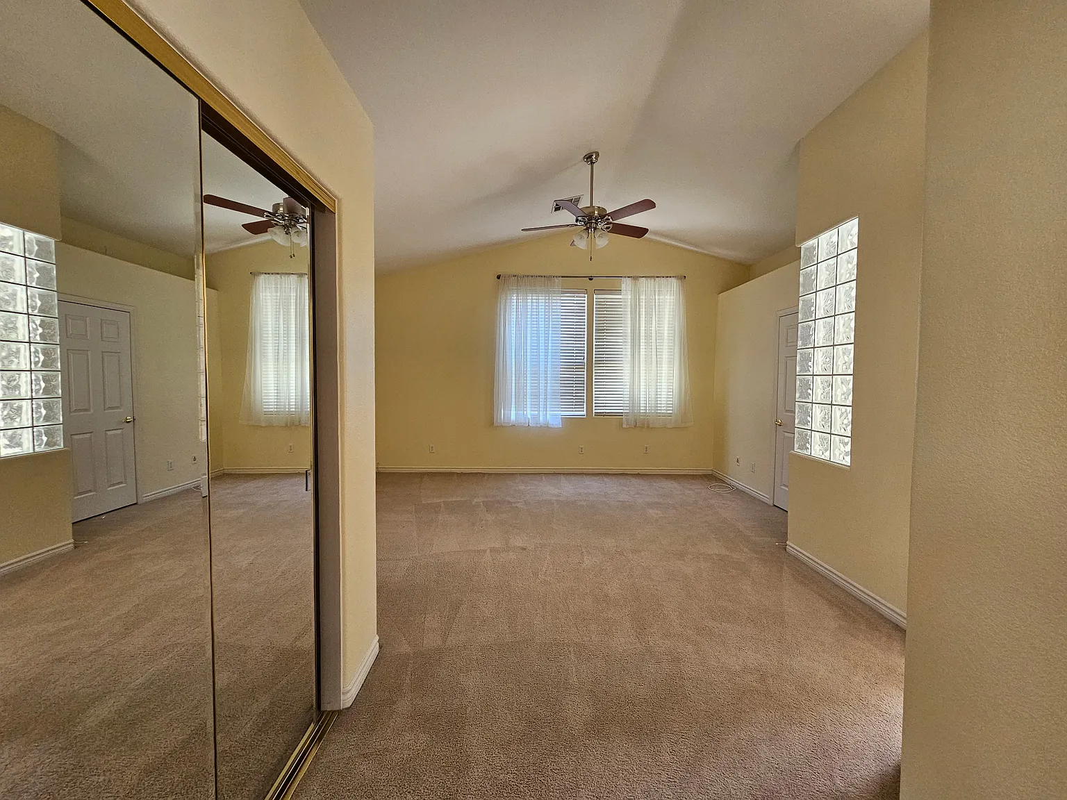 3 bed, 2.5 bath, 2100 sqft, $2,400 — Photo 3