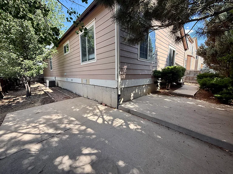 7070 Mountain Creek Grv — Photo 2