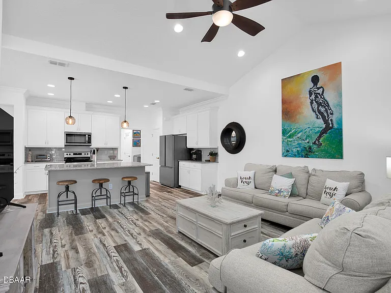 402 Parrot Ln — Photo 3