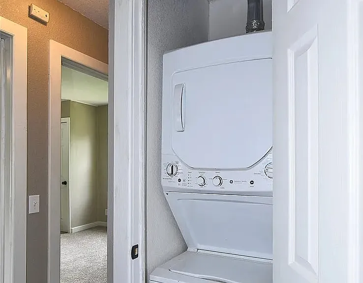 1708 E Hobson Ave — Photo 2